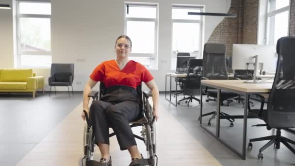 Moderní Mladá Podnikatelka Invalidním Vozíku Obklopena Inkluzivním Pracovištěm Kancelářemi Skleněnými — Stock video