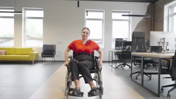 Tekerlekli Sandalyedeki Modern Genç Bir Kadını Cam Duvarlı Ofisleri Olan — Stok video