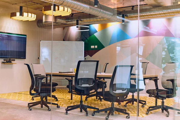 Der Zeitgenössischen Umgebung Eines Leeren Modernen Gläsernen Startup Büros Strahlt — Stockfoto