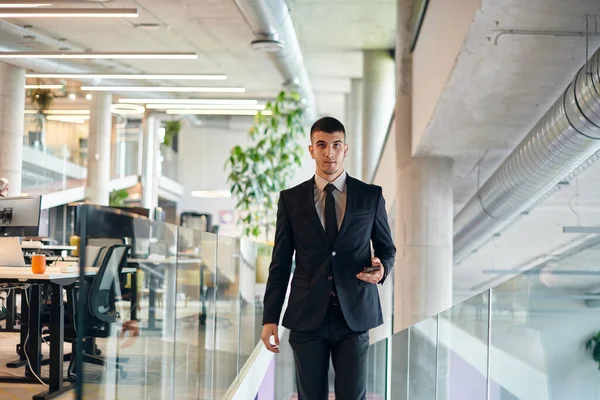Sleek Corporate Setting Young Charismatic Director Strides Confidently Hallway Symbolizing — Stock Photo, Image
