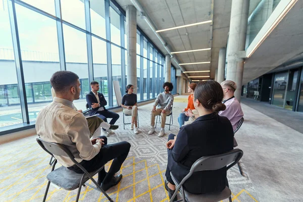 Разнообразная Группа Молодых Предпринимателей Собралась Круг Встречи Обсуждались Корпоративные Вызовы — стоковое фото