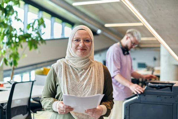 Ένα Σύγχρονο Γραφείο Νεοφυών Επιχειρήσεων Μια Μουσουλμάνα Επιχειρηματικό Μυαλό Που — Φωτογραφία Αρχείου