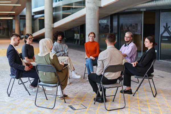 Různorodá Skupina Mladých Podnikatelů Shromáždila Kruhu Setkání Diskutovat Firemních Výzvách — Stock fotografie