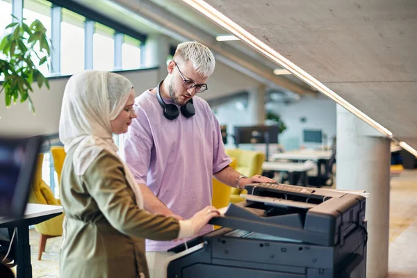Modern Start Kontor Business Minded Muselman Kvinna Bär Hijab Samarbetar — Stockfoto