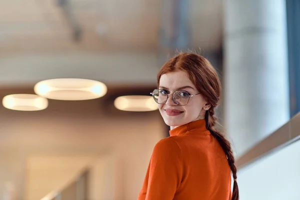 Ένα Ζωντανό Σύγχρονο Startup Γραφείο Μια Επιχειρηματίας Εντυπωσιακά Πορτοκαλί Μαλλιά — Φωτογραφία Αρχείου