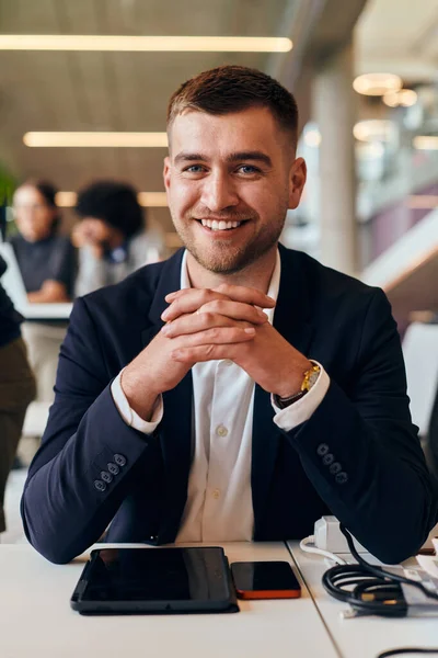 Modern Office Setting Determined Director Sits Confidently His Desk Crossed — Stock Photo, Image