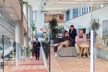 Modern bir girişim ofisinde, çeşitli genç profesyonellerden oluşan bir grup, nişanlı meslektaşları tarafından çevrelenmiş çeşitli iş sorunları ve zorluklarla işbirliği içinde mücadele ederek yenilikleri teşvik ediyor ve