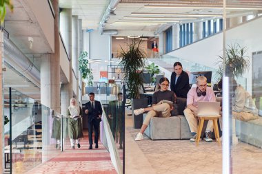 Modern bir girişim ofisinde, çeşitli genç profesyonellerden oluşan bir grup, nişanlı meslektaşları tarafından çevrelenmiş çeşitli iş sorunları ve zorluklarla işbirliği içinde mücadele ederek yenilikleri teşvik ediyor ve