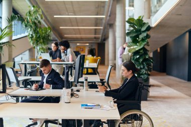 Modern bir girişim ofisinde, çeşitli genç profesyonellerden oluşan bir grup, nişanlı meslektaşları tarafından çevrelenmiş çeşitli iş sorunları ve zorluklarla işbirliği içinde mücadele ederek yenilikleri teşvik ediyor ve