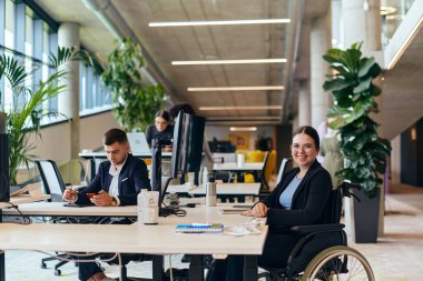 Modern bir girişim ofisinde, çeşitli genç profesyonellerden oluşan bir grup, nişanlı meslektaşları tarafından çevrelenmiş çeşitli iş sorunları ve zorluklarla işbirliği içinde mücadele ederek yenilikleri teşvik ediyor ve