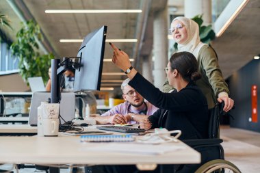 Modern bir girişim ofisinde, çeşitli genç profesyonellerden oluşan bir grup, nişanlı meslektaşları tarafından çevrelenmiş çeşitli iş sorunları ve zorluklarla işbirliği içinde mücadele ederek yenilikleri teşvik ediyor ve