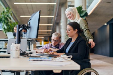 Modern bir girişim ofisinde, çeşitli genç profesyonellerden oluşan bir grup, nişanlı meslektaşları tarafından çevrelenmiş çeşitli iş sorunları ve zorluklarla işbirliği içinde mücadele ederek yenilikleri teşvik ediyor ve