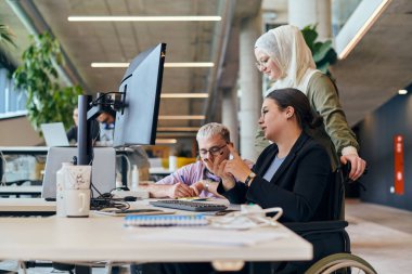 Modern bir girişim ofisinde, çeşitli genç profesyonellerden oluşan bir grup, nişanlı meslektaşları tarafından çevrelenmiş çeşitli iş sorunları ve zorluklarla işbirliği içinde mücadele ederek yenilikleri teşvik ediyor ve