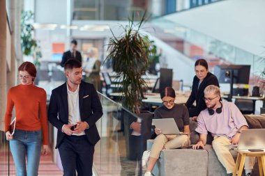 Modern bir girişim ofisinde, çeşitli genç profesyonellerden oluşan bir grup, nişanlı meslektaşları tarafından çevrelenmiş çeşitli iş sorunları ve zorluklarla işbirliği içinde mücadele ederek yenilikleri teşvik ediyor ve