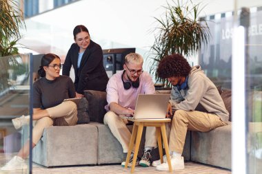 Modern bir girişim ofisinde, çeşitli genç profesyonellerden oluşan bir grup, nişanlı meslektaşları tarafından çevrelenmiş çeşitli iş sorunları ve zorluklarla işbirliği içinde mücadele ederek yenilikleri teşvik ediyor ve