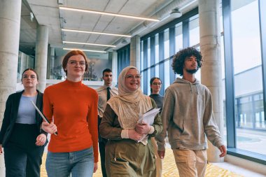 Modern bir girişim ofisinin gösterişli koridorlarında, yönetmenleri tarafından yönetilen çeşitli meslektaşlar, kolektif başarıyı ve yeni iş yolculuğunu sembolize ederek güvenli bir şekilde ileriye doğru adım atıyorlar.