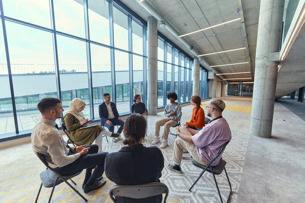 Разнообразная Группа Молодых Предпринимателей Собралась Круг Встречи Обсуждались Корпоративные Вызовы — стоковое фото