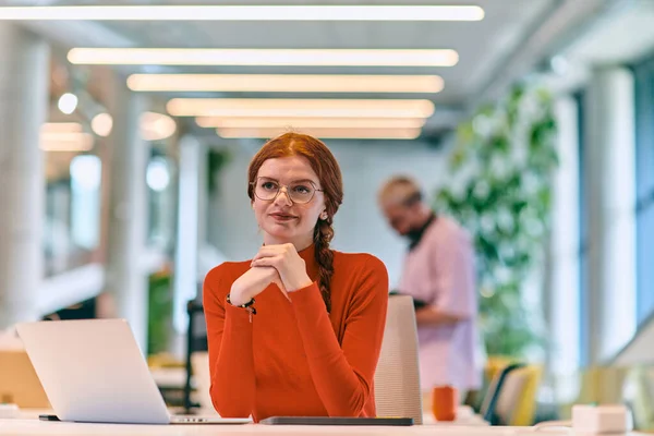 Ένα Σύγχρονο Startup Γραφείο Μια Επαγγελματίας Επιχειρηματίας Πορτοκαλί Μαλλιά Κάθεται — Φωτογραφία Αρχείου