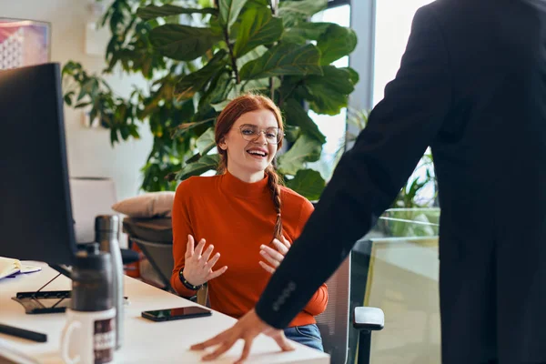 現代のスタートアップオフィスで オレンジ色の髪を持つ現代のビジネスマンは 問題の共同でダイナミックな性質を反映したビジネス上の課題について彼女のディレクターと議論します — ストック写真