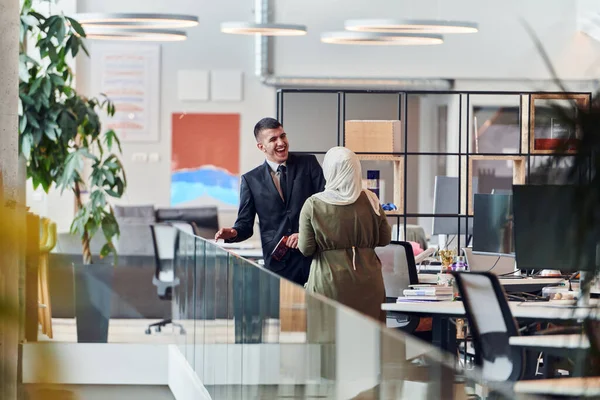 Een Directeur Van Een Bedrijf Helpt Zijn Collega Een Rolstoel — Stockfoto