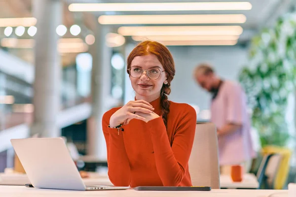 Een Modern Startup Kantoor Belichaamt Een Professionele Zakenvrouw Met Oranje — Stockfoto