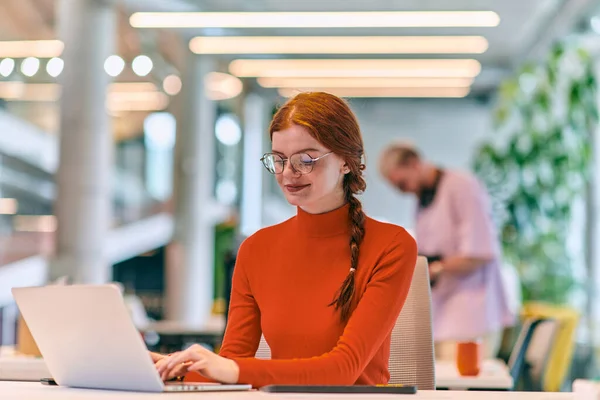 Nowoczesnym Biurze Startupów Profesjonalna Bizneswoman Pomarańczowymi Włosami Siedząca Przy Laptopie — Zdjęcie stockowe