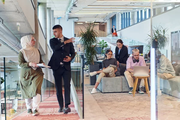 Modern Bir Girişim Ofisinde Çeşitli Genç Profesyonellerden Oluşan Bir Grup — Stok fotoğraf