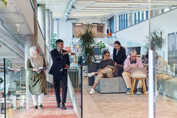 Moderní Startup Office Různorodá Skupina Mladých Profesionálů Spolupracuje Řešit Různé — Stock fotografie