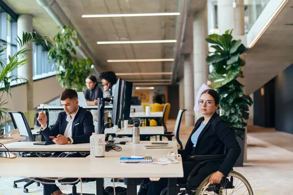 Een Modern Startup Kantoor Pakt Een Diverse Groep Jonge Professionals — Stockfoto