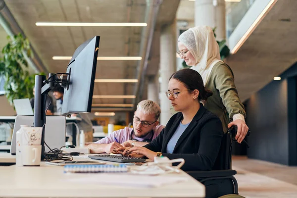 Ett Modernt Startkontor Tar Rad Unga Yrkesverksamma Tillsammans Itu Med — Stockfoto