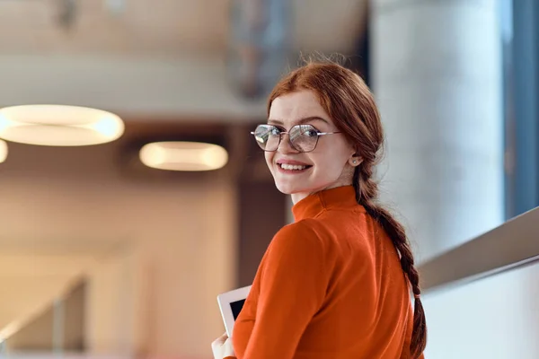 Een Levendige Moderne Startup Kantoor Een Zakenvrouw Met Opvallend Oranje — Stockfoto