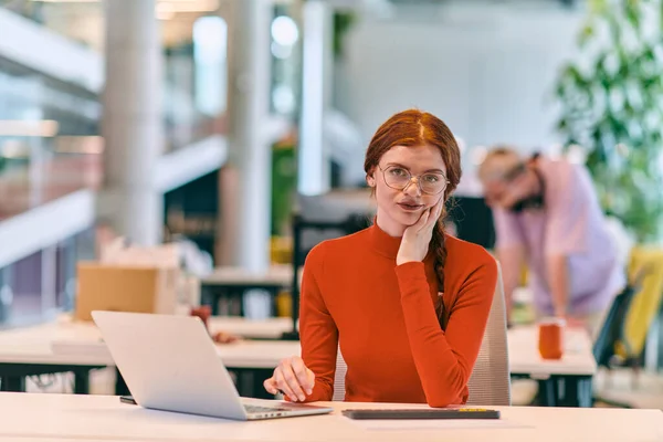Nowoczesnym Biurze Startupów Profesjonalna Bizneswoman Pomarańczowymi Włosami Siedząca Przy Laptopie — Zdjęcie stockowe