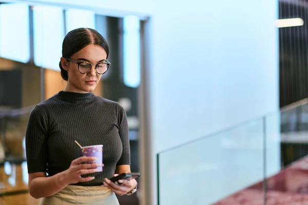 Tętniącym Życiem Nowoczesnym Biurze Bizneswoman Okularach Żongluje Swoimi Zadaniami Sącząc — Zdjęcie stockowe