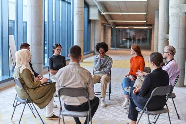Grupo Diversificado Jovens Empresários Reuniu Círculo Para Encontro Discutindo Desafios — Fotografia de Stock