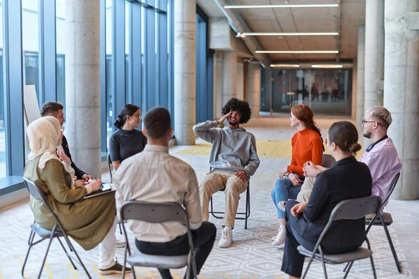Eine Vielfältige Gruppe Junger Unternehmer Traf Sich Kreis Einem Treffen — Stockfoto