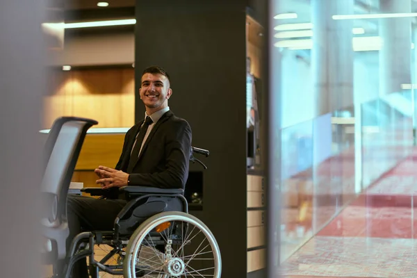 스타트업 사무실에서 휠체어 바운드 디렉터는 동료들과 성공적인 회의를 이끌고 포괄성과 — 스톡 사진
