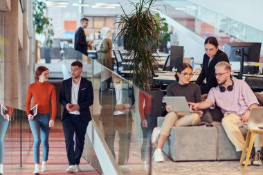 Modern bir girişim ofisinde, çeşitli genç profesyonellerden oluşan bir grup, nişanlı meslektaşları tarafından çevrelenmiş çeşitli iş sorunları ve zorluklarla işbirliği içinde mücadele ederek yenilikleri teşvik ediyor ve