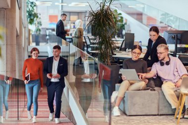 Modern bir girişim ofisinde, çeşitli genç profesyonellerden oluşan bir grup, nişanlı meslektaşları tarafından çevrelenmiş çeşitli iş sorunları ve zorluklarla işbirliği içinde mücadele ederek yenilikleri teşvik ediyor ve