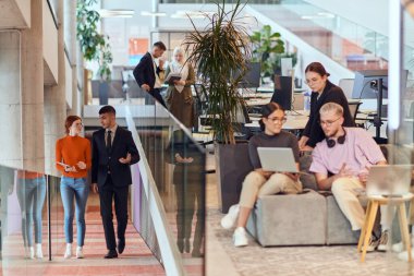Modern bir girişim ofisinde, çeşitli genç profesyonellerden oluşan bir grup, nişanlı meslektaşları tarafından çevrelenmiş çeşitli iş sorunları ve zorluklarla işbirliği içinde mücadele ederek yenilikleri teşvik ediyor ve