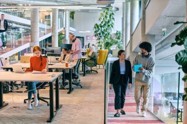 Modern bir girişim ofisinde, çeşitli genç profesyonellerden oluşan bir grup, nişanlı meslektaşları tarafından çevrelenmiş çeşitli iş sorunları ve zorluklarla işbirliği içinde mücadele ederek yenilikleri teşvik ediyor ve