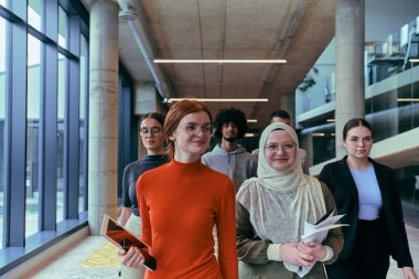 Modern bir girişim ofisinin gösterişli koridorlarında, yönetmenleri tarafından yönetilen çeşitli meslektaşlar, kolektif başarıyı ve yeni iş yolculuğunu sembolize ederek güvenli bir şekilde ileriye doğru adım atıyorlar.