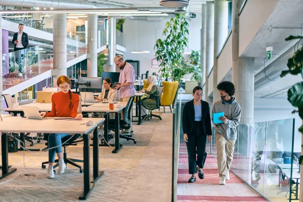 Moderní Startup Office Různorodá Skupina Mladých Profesionálů Spolupracuje Řešit Různé — Stock fotografie