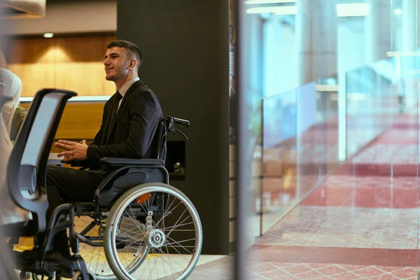 스타트업 사무실에서 휠체어 바운드 디렉터는 동료들과 성공적인 회의를 이끌고 포괄성과 — 스톡 사진