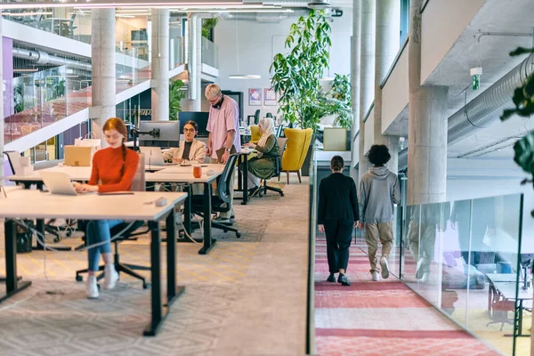 Modern bir girişim ofisinde, çeşitli genç profesyonellerden oluşan bir grup, nişanlı meslektaşları tarafından çevrelenmiş çeşitli iş sorunları ve zorluklarla işbirliği içinde mücadele ederek yenilikleri teşvik ediyor ve
