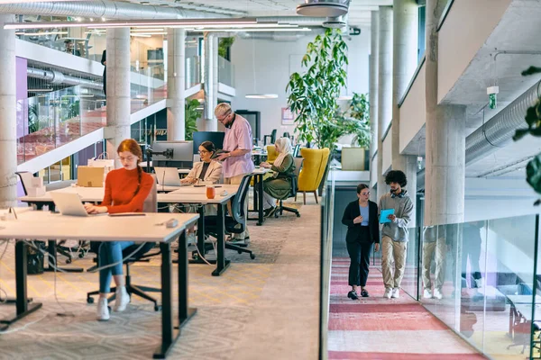 Modern bir girişim ofisinde, çeşitli genç profesyonellerden oluşan bir grup, nişanlı meslektaşları tarafından çevrelenmiş çeşitli iş sorunları ve zorluklarla işbirliği içinde mücadele ederek yenilikleri teşvik ediyor ve