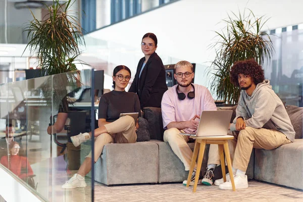 Escritório Startup Moderno Grupo Diversificado Jovens Profissionais Aborda Forma Colaborativa — Fotografia de Stock