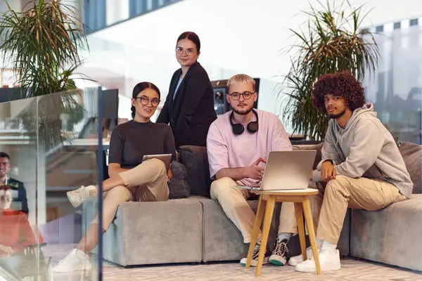 Een Modern Startup Kantoor Pakt Een Diverse Groep Jonge Professionals — Stockfoto