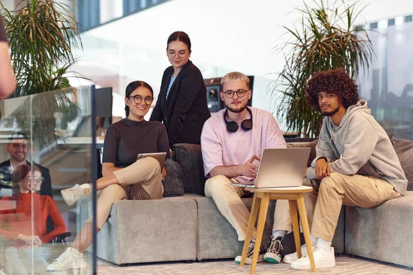 Ένα Σύγχρονο Startup Γραφείο Μια Ποικιλόμορφη Ομάδα Νέων Επαγγελματιών Αντιμετωπίζει — Φωτογραφία Αρχείου