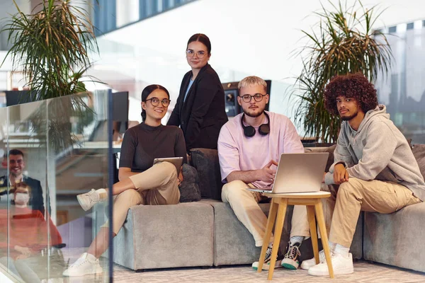 Ένα Σύγχρονο Startup Γραφείο Μια Ποικιλόμορφη Ομάδα Νέων Επαγγελματιών Αντιμετωπίζει — Φωτογραφία Αρχείου