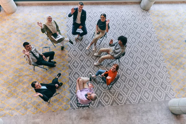 Верхний Взгляд Разнообразную Группу Молодых Предпринимателей Бизнеса Собрались Круг Встречи — стоковое фото